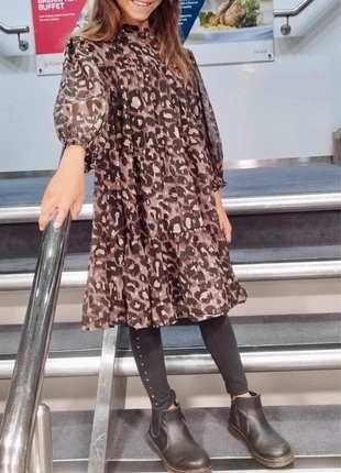 Animal Print Metallic Chiffon Dress - Next - Maat 134, merk: Next, staat: Heel goed, maat: 9 jaar / 134 cm, € 26,00, € 28,00 inclusief Kopersbescherming