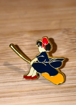 Kiki la petite sorcière pin's broche sur son balai, brand: Studio Ghibli, condition: Very good, €4.00, €4.90 includes Buyer Protection Pro