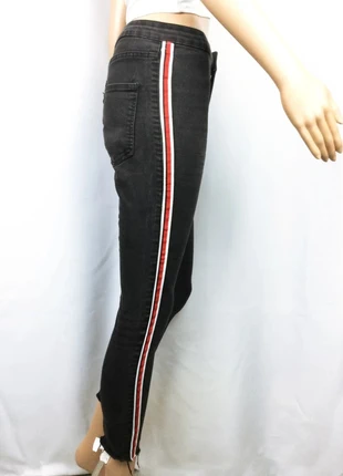 Jean skinny noir bande rouge et blanche côté femme - Zara - Taille 38, brand: Zara, condizioni: Ottime, taglia: M / IT 42 / EU 38, €12.00, €13.30 include la Protezione acquisti Pro