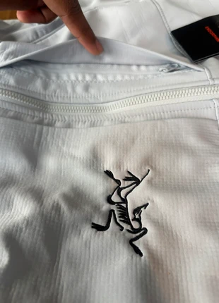 Arc’teryx – Veste softshell technique gris clair (quasi blanche), brand: Arc'teryx, condizioni: Nuovo con cartellino, taglia: M / IT 42 / EU 38, €105.00, €110.95 include la Protezione acquisti