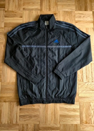 Veste de survêtement Adidas noir avec rayures grises et logo brodé bleu taille S, merk: adidas, staat: Heel goed, maat: S, € 20,00, € 21,70 inclusief Kopersbescherming