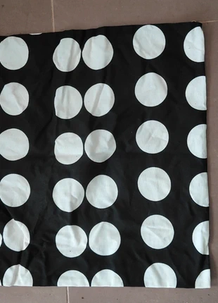 Fronha preta com bolas brancas, 49x49cm, staat: Goed, maat: Overige, € 2,50, € 3,33 inclusief Kopersbescherming