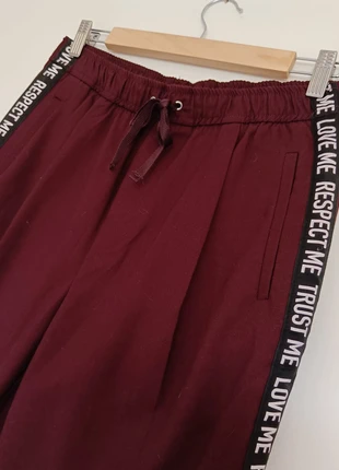 Pantalon jogging bordeaux Bershka – Taille L, merk: Bershka, staat: Heel goed, maat: L / 40 / 12, € 8,00, € 9,10 inclusief Kopersbescherming