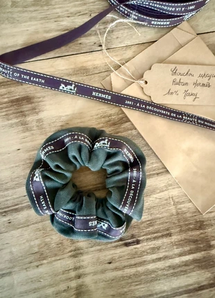 Chouchou kaki ruban Hermès, marque: Fabrication Artisanale, état: Neuf avec étiquette, 20,00 €, 21,70 € Protection acheteurs incluse