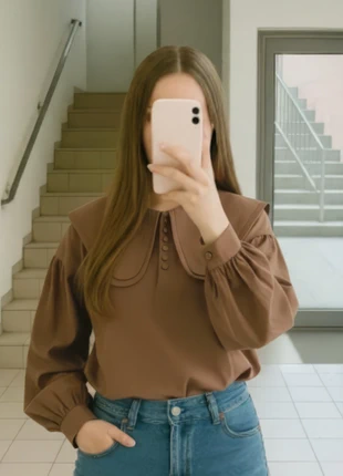 Chemise Taupe Style Preppy Col Bébé Manches Bouffantes - Taille S., marke: Étoffe Vagabonde, zustand: Sehr gut, größe: S / 36 / 8, 25,00 €, 26,95 € inklusive Vinted-Käuferschutz