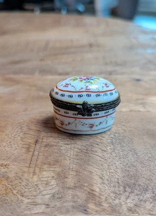 Small Porcelain Trinket Box with Floral Design, marque: Klein, état: Très bon état, 8,00 €, 9,10 € Protection acheteurs incluse