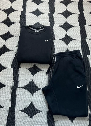 Ensemble Nike Noir Solo Swoosh (L), marke: Nike, zustand: Sehr gut, größe: L, 53,00 €, 56,35 € inklusive Vinted-Käuferschutz