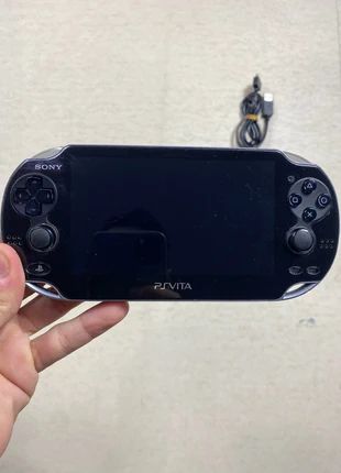 📀 Sony PS Vita PCH-1004 – Noir – Modèle OLED – Bon état – Avec câble, marque: Sony, état: Très bon état, 145,00 €, 152,95 € Protection acheteurs incluse