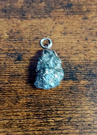 Pendentif avec pyrite naturelle., marque: Pierre, état: Neuf sans étiquette, 8,00 €, 9,10 € Protection acheteurs incluse
