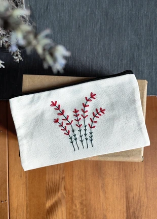 Astuccio ricamato a mano - Fiorellini, condizioni: Nuovo senza cartellino, €14.99, €16.44 include la Protezione acquisti