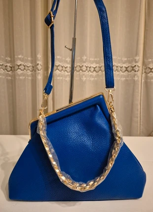 Borsa blu con catena dorata – Eleganza strutturata e versatile, condizioni: Nuovo con cartellino, €10.00, €11.20 include la Protezione acquisti Pro