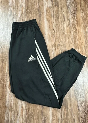 Jogging adidas noir logo brodé avec poches a tirette et tirettes au chevilles | Taille M, marca: adidas, estado: Muito bom, tamanho: M, €11.00, €12.25 inclui Proteção do Comprador