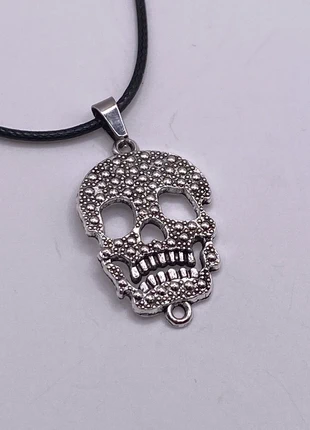 Bellissima collana in nylon con ciondolo teschio stilizzato, brand: nessuno, condizioni: Nuovo senza cartellino, €3.00, €3.85 include la Protezione acquisti