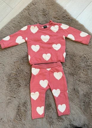 Setje roze met witte hartjes, merk: Wibra, staat: Heel goed, maat: 3-6 maanden / 62 cm, € 2,00, € 2,80 inclusief Kopersbescherming