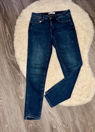 Jean Zara – Taille S – Coupe flatteuse & très bon état !, merk: Zara, staat: Heel goed, maat: S / 36 / 8, € 1,39, € 2,16 inclusief Kopersbescherming