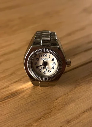 Bague Montre Tendance Y2K Cadran Blanc, marke: y2k, zustand: Neu, mit Etikett, größe: Größenverstellbar, 5,50 €, 6,48 € inklusive Vinted-Käuferschutz