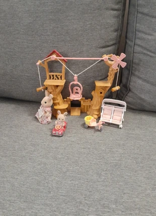 Tyrolienne des bébés sylvanian+ 2 personnages + poussette + porteurs des bébés, marke: Sylvanian Families, zustand: Sehr gut, größe: Einheitsgröße, 13,00 €, 14,35 € inklusive Vinted-Käuferschutz