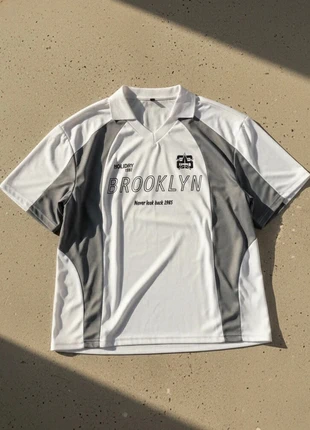 T-shirt blanc et gris style sport, merk: Urban Hollow, staat: Heel goed, maat: M, € 39,90, € 42,60 inclusief Kopersbescherming