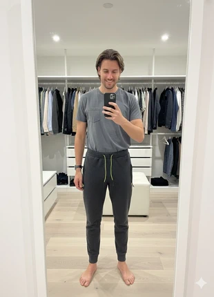 Jogging gris foncé avec poches zippées – Taille M, marke: Soft, zustand: Neu, größe: M, 5,00 €, 5,95 € inklusive Vinted-Käuferschutz