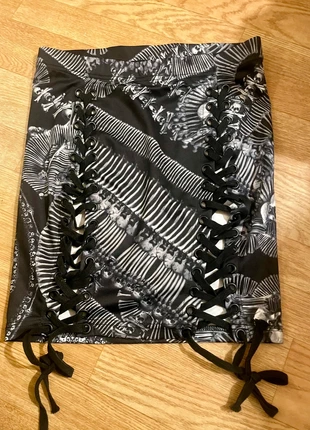 Grauer Minirock mit Schnürung, marque: Dolls Kill, état: Très bon état, taille: XS / 34 / 6, 5,00 €, 5,95 € Protection acheteurs incluse