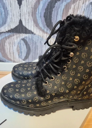 Pollini Monogram Faux-Fur Lace-Up Boots size 38 New in Box, merk: Pollini, staat: Nieuw met prijskaartje, maat: 38, € 119,99, € 126,69 inclusief Kopersbescherming