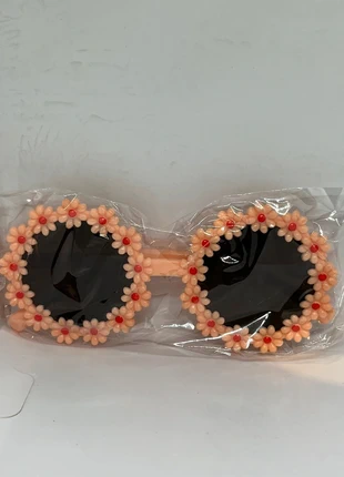 Leuke meisjes bloemetjes zonnebril pastel oranje, merk: Uitverkoop, staat: Heel goed, € 1,99, € 2,79 inclusief Kopersbescherming Pro