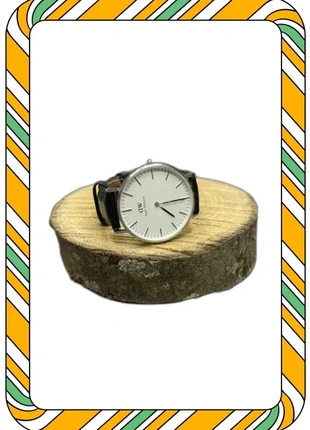 Montre Daniel Wellington cuir noir avec boîte et bracelet supplémentaire, marque: Daniel Wellington, état: Très bon état, taille: 30–38 mm, 24,00 €, 25,90 € Protection acheteurs (Pro) incluse