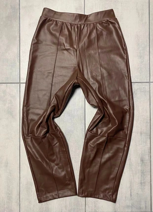 Pantalon marron en similicuir – Taille M effet cuir lisse – Coupe élégante style chic minimaliste, marque: Vintage Dressing, état: Très bon état, taille: M / 38 / 10, 5,00 €, 5,95 € Protection acheteurs incluse