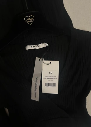 NA-KD Strickleid V-Ausschnitt gerippt schwarz, merk: NA-KD, staat: Nieuw met prijskaartje, maat: XS / 34 / 6, € 18,00, € 19,60 inclusief Kopersbescherming