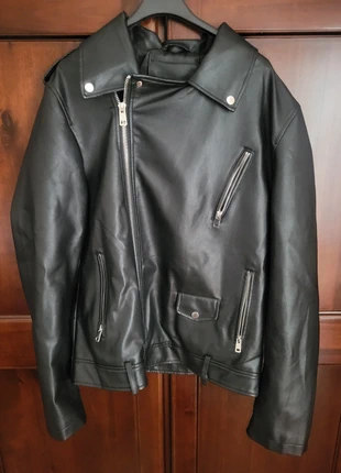Giacca Biker ecopelle nera - taglia L - con difetti (spellata), condizioni: Buone, taglia: L, €5.00, €5.95 include la Protezione acquisti