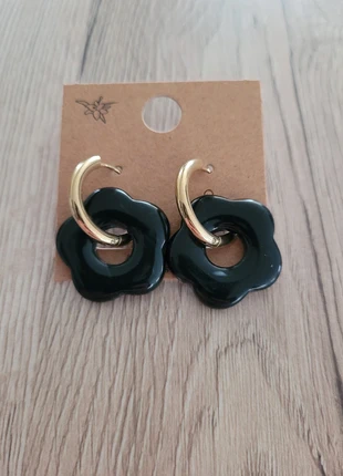 Boucle d'oreille créole fleur noir acier inoxydable, merk: Fleur, staat: Nieuw met prijskaartje, € 10,00, € 11,20 inclusief Kopersbescherming
