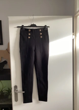 High waisted Zara legging broek met 6 knopen 38 40, merk: Zara, staat: Goed, maat: M / 38 / 10, € 1,00, € 1,75 inclusief Kopersbescherming