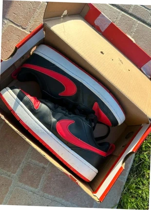 Nike Court Borough Low 2 GS – Rouge et Noir – Taille 37,5, marke: Nike, zustand: Sehr gut, größe: 37.5, 25,00 €, 26,95 € inklusive Vinted-Käuferschutz
