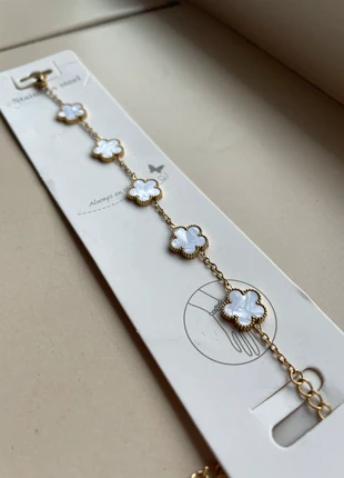 Goud stainless steel armband met witte klaver bedels – luxe look, merk: ELEGANTE, staat: Nieuw met prijskaartje, € 2,00, € 2,80 inclusief Kopersbescherming