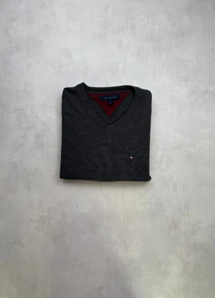 Pull Tommy Hilfiger – Pull gris col V logo brodé – Taille M I SKU : 000378, marca: Tommy Hilfiger, estado: Muy bueno, tamaño: M, 18,00 €, 19,60 € Protección al comprador incluida