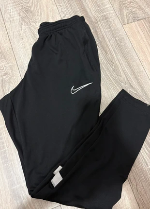 Jogging Nike Noir, marque: Nike, état: Bon état, taille: M, 7,00 €, 8,05 € Protection acheteurs incluse