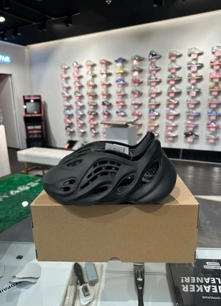 Adidas Yeezy Foam RNNR Onyx, marque: Yeezy, état: Neuf avec étiquette, taille: 39, 100,00 €, 105,70 € Protection acheteurs (Pro) incluse