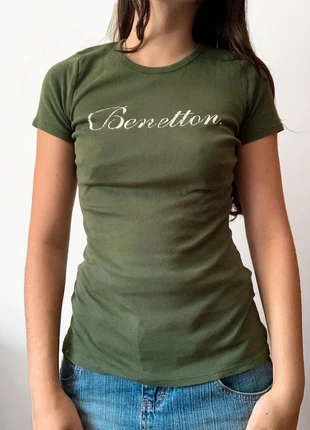 green benetton tshirt with cursive letters, brand: Vintage Dressing, condizioni: Ottime, taglia: S / IT 40 / EU 36, €14.99, €16.44 include la Protezione acquisti