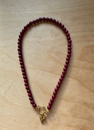 Ketting kralen burgundy met gouden hart, merk: Handmade, staat: Nieuw met prijskaartje, € 10,00, € 11,20 inclusief Kopersbescherming