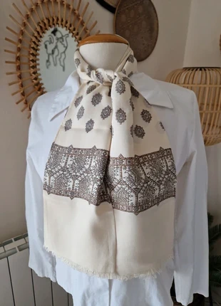 🌿 Foulard chic écharpe en soie blanc crème à motifs vintage, merk: Vintage, staat: Heel goed, € 6,00, € 7,00 inclusief Kopersbescherming Pro