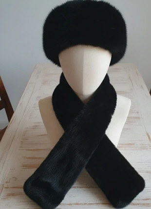 Set colbacco e sciarpa neri, condizioni: Nuovo senza cartellino, €18.00, €19.60 include la Protezione acquisti