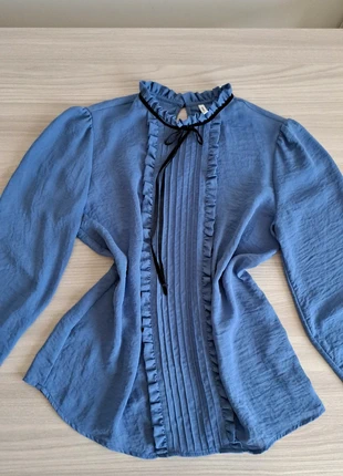 Blusa Stradivarius Blu con Rouches e Fiocco nero - Taglia L, brand: Stradivarius, condizioni: Ottime, taglia: L / IT 44 / EU 40, €5.00, €5.95 include la Protezione acquisti