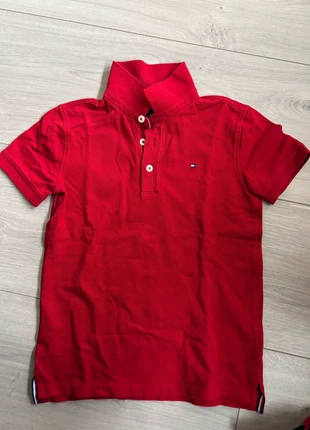 Polo Tommy Hilfiger, merk: Tommy Hilfiger, staat: Heel goed, maat: 8 jaar / 128 cm, € 7,50, € 8,58 inclusief Kopersbescherming