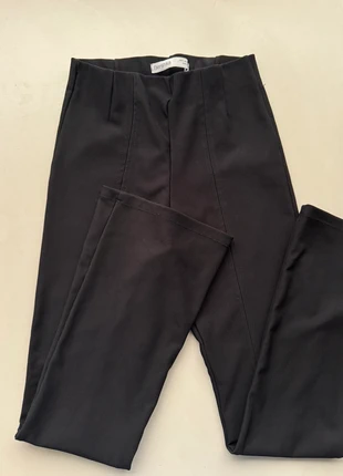 Zwarte legging met split Bershka, merk: Bershka, staat: Heel goed, maat: S / 36 / 8, € 6,50, € 7,53 inclusief Kopersbescherming