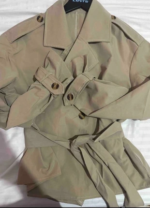 Veste courte trench beige double boutonnage ceinturée, marque: Vintage Dressing, état: Très bon état, taille: M / 38 / 10, 62,00 €, 65,80 € Protection acheteurs (Pro) incluse