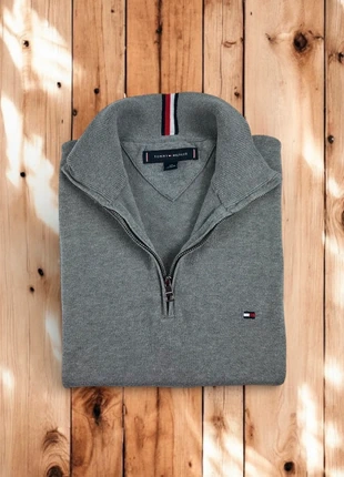 Pull 1/4 Zip, Halfzip Tommy Hilfiger Gris / Col camionneur / Logo brodé / Taille S Homme, marke: Tommy Hilfiger, zustand: Sehr gut, größe: S, 35,00 €, 37,45 € beinhaltet Vinted-Käuferschutz Pro