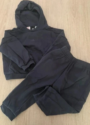 Ensemble jogging adidas 9-12 mois, brand: adidas, condizioni: Ottime, taglia: 9-12 mesi / 74 cm, €16.00, €17.50 include la Protezione acquisti