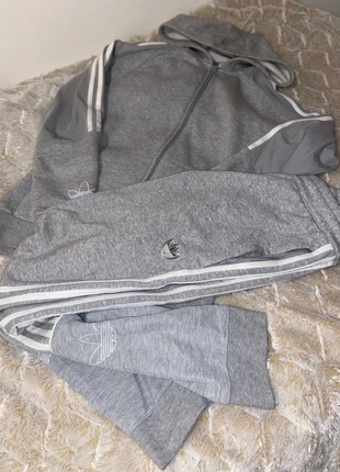 Ensemble survêtement Adidas gris, brand: adidas, condizioni: Ottime, taglia: S, €39.00, €41.65 include la Protezione acquisti