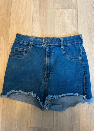 Short en jean effet déchiré sur le bas, brand: Bershka, condition: Very good, size: XS / 34 / 6, €8.00, €9.10 includes Buyer Protection