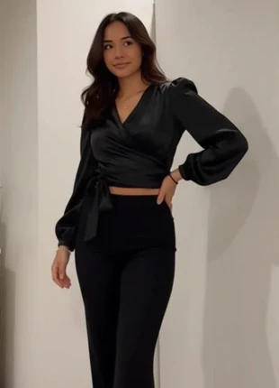 Top noir satiné cache-cœur à noue taille M, merk: Vintage Chic, staat: Heel goed, maat: M / 38 / 10, € 32,90, € 35,25 inclusief Kopersbescherming